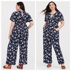 Torrid Challis Navy White Floral Wide Leg Jumpsuit Size 0 Casual Plus Size Curvy